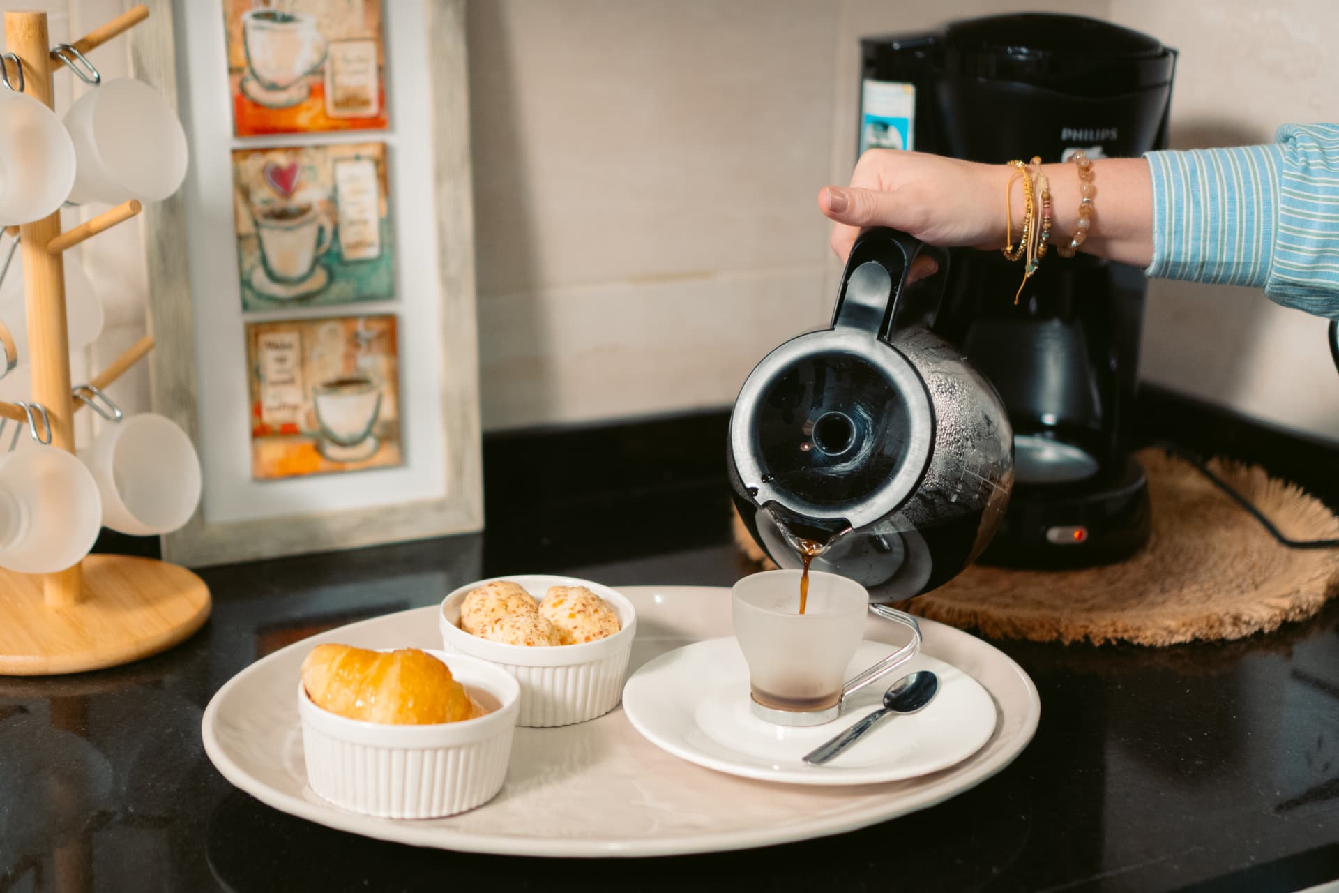 Servicio de café o té de Centro ANPI: se sirve café recién hecho junto a chipa y medialunas en una bandeja, para que las personas aguarden su turno con calidez.